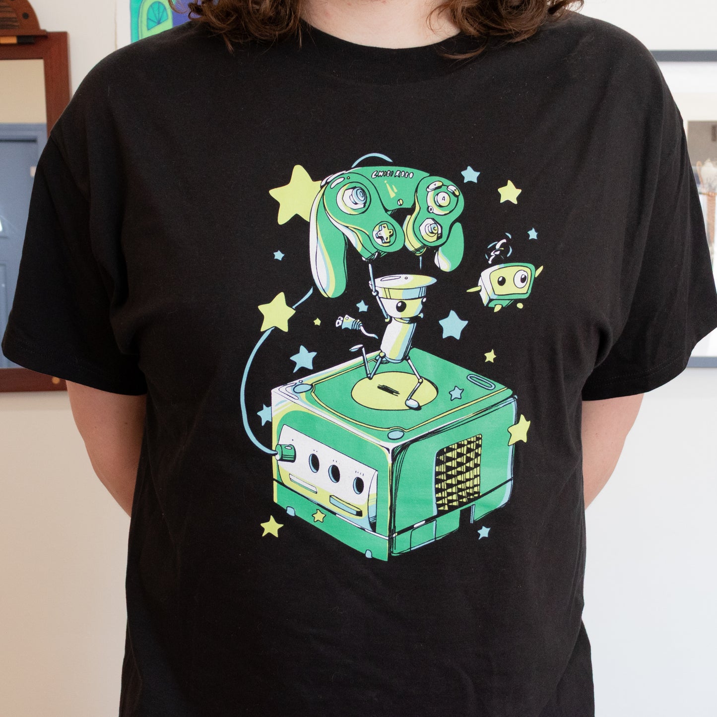 A CUTE ROBOT ON A NON-DISCINCT CUBE TEE!