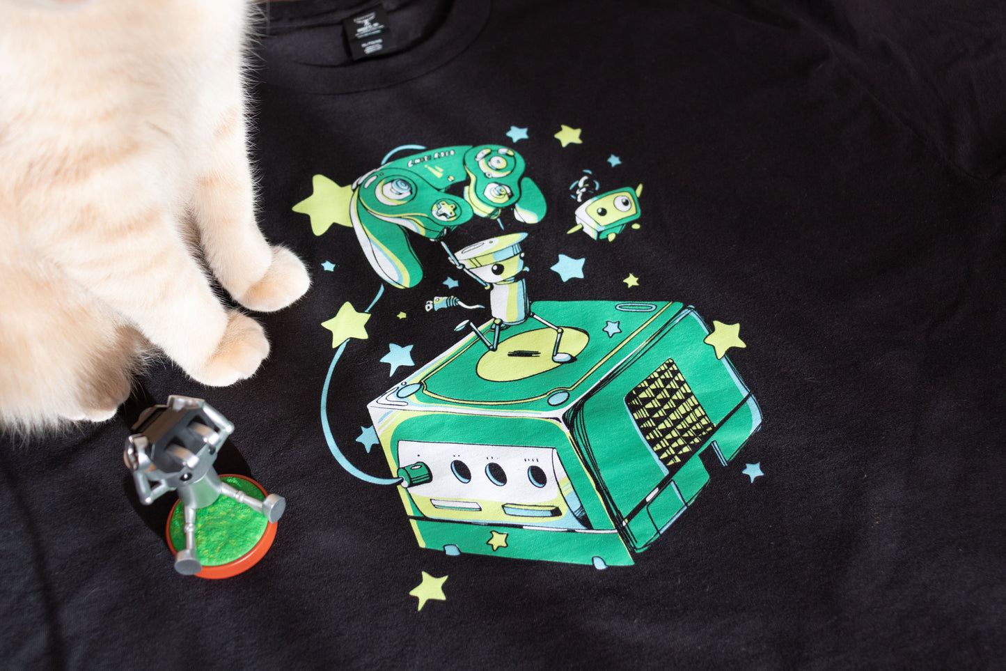 A CUTE ROBOT ON A NON-DISCINCT CUBE TEE!