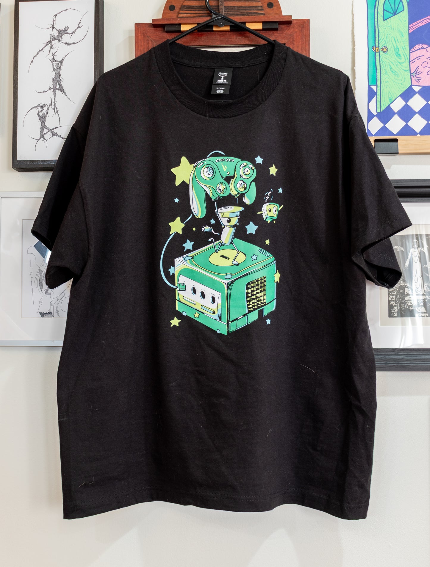 A CUTE ROBOT ON A NON-DISCINCT CUBE TEE!